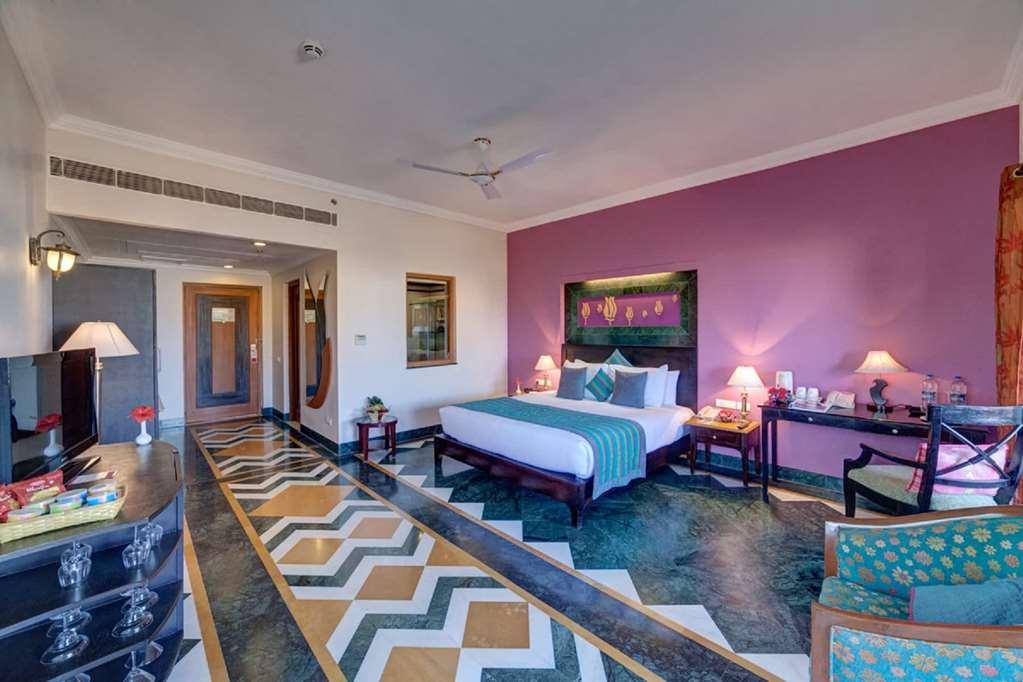 Ramada Udaipur Resort & Spa Rum bild
