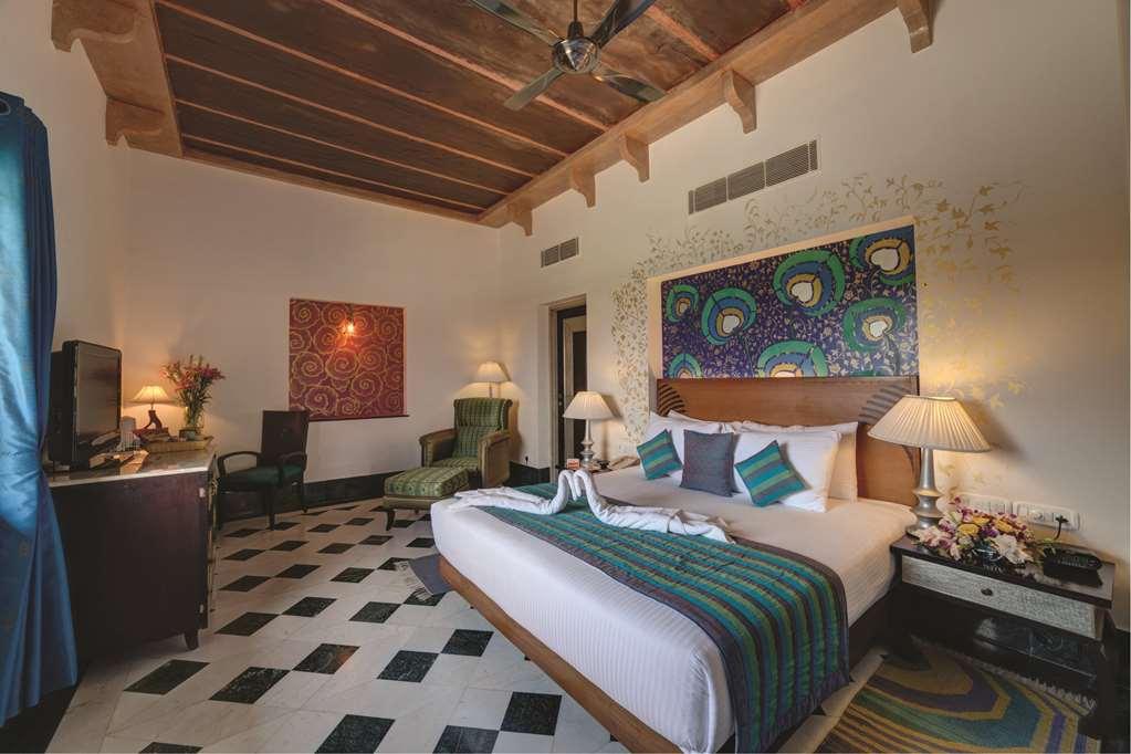Ramada Udaipur Resort & Spa Rum bild