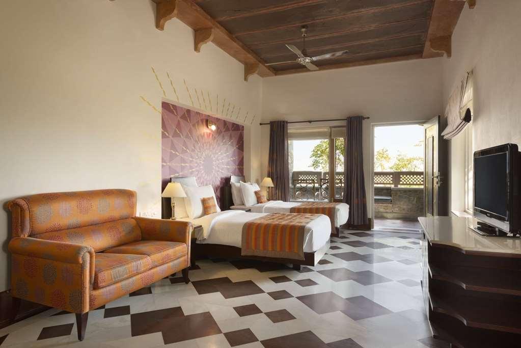 Ramada Udaipur Resort & Spa Rum bild
