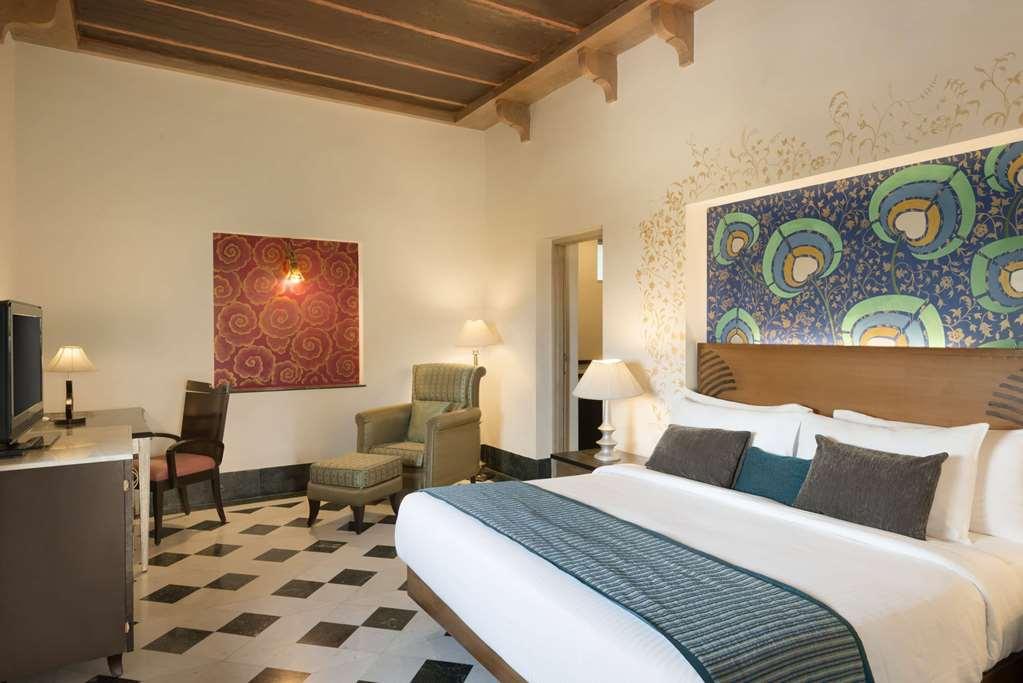 Ramada Udaipur Resort & Spa Rum bild