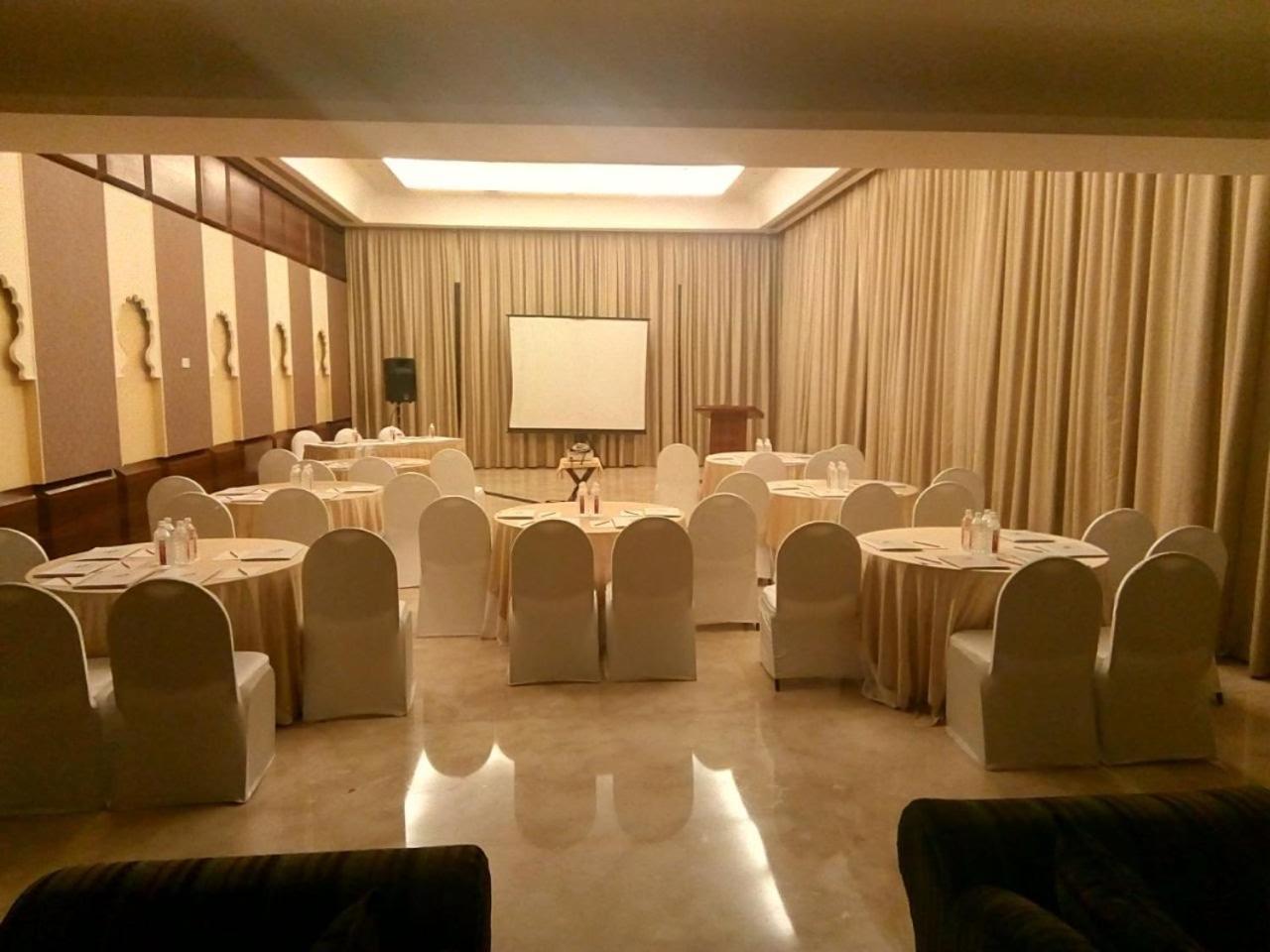 Ramada Udaipur Resort & Spa Exteriör bild
